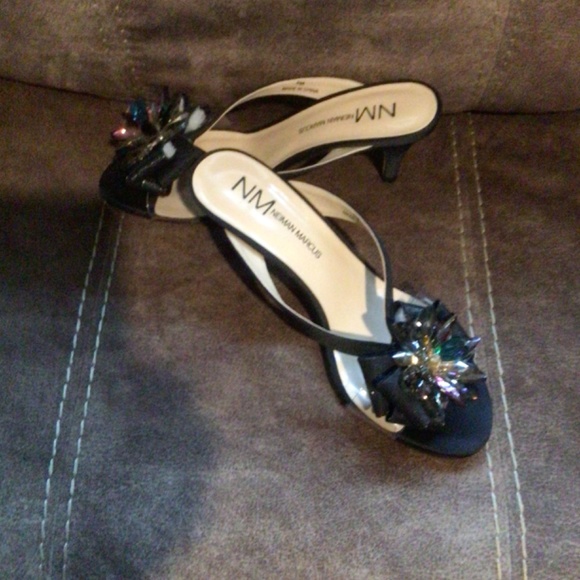 NWOB Women’s Nieman Marcus Crystal Jeweled Slides - Size 8M - Picture 2 of 4